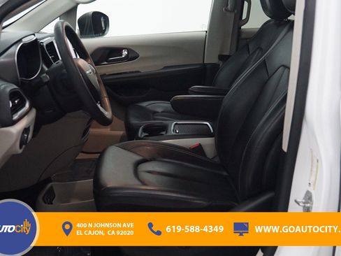 Used 2023 Chrysler Pacifica Touring-L FWD image 9