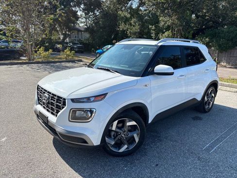 Used 2025 Hyundai Venue SEL image 2