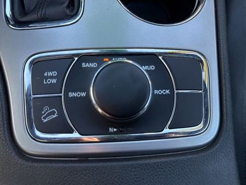 Certified 2022 Jeep Grand Cherokee Laredo X AWD/4WD image 19