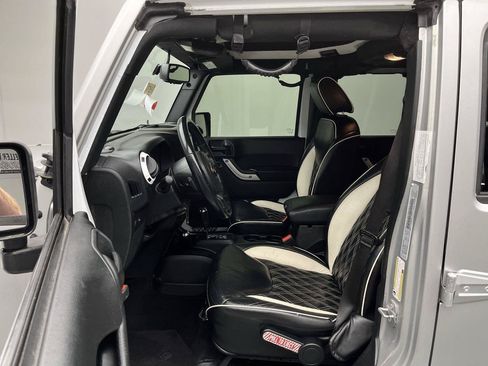 Used 2017 Jeep Wrangler Unlimited Sahara w/ Dual Top Group AWD/4WD image 3