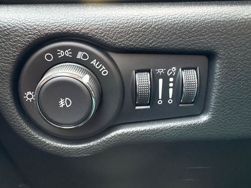 Used 2026 Chrysler Pacifica Select FWD image 42
