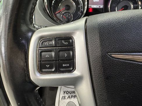 Used 2014 Chrysler Town & Country Touring image 8