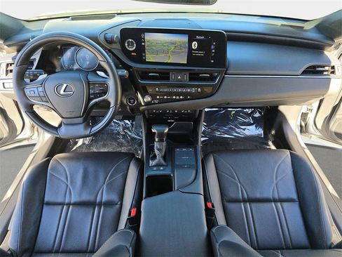 Used 2022 Lexus ES 300h Ultra Luxury image 10