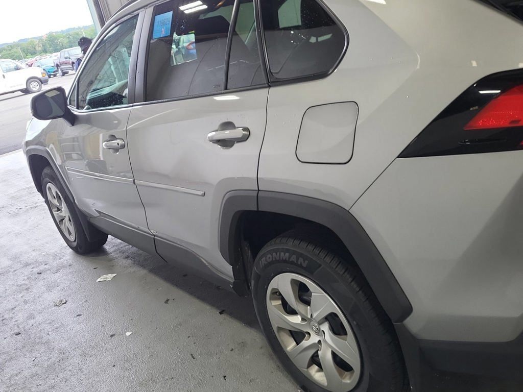 Used 2021 Toyota RAV4 LE AWD/4WD image 12