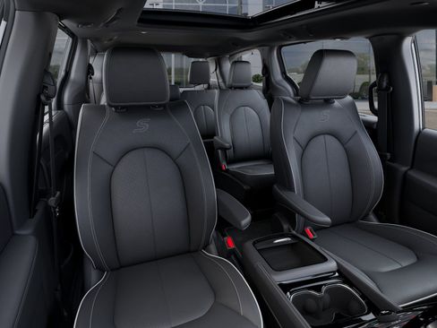 New 2026 Chrysler Pacifica Limited w/ S Appearance Package FWD image 16