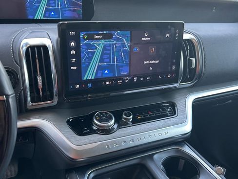 Used 2025 Ford Expedition Platinum image 8