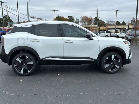 New 2026 Nissan Kicks SR image 7