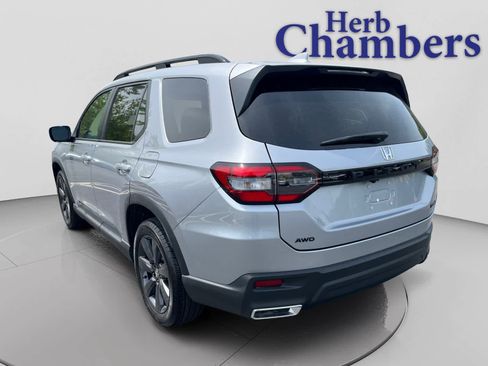 Used 2025 Honda Pilot Sport image 3