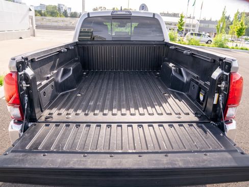 Used 2018 Toyota Tacoma TRD Off-Road AWD/4WD image 26