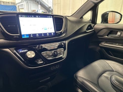 Used 2025 Chrysler Pacifica Select image 22