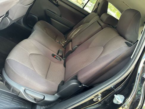 Used 2025 Toyota Highlander LE FWD image 39