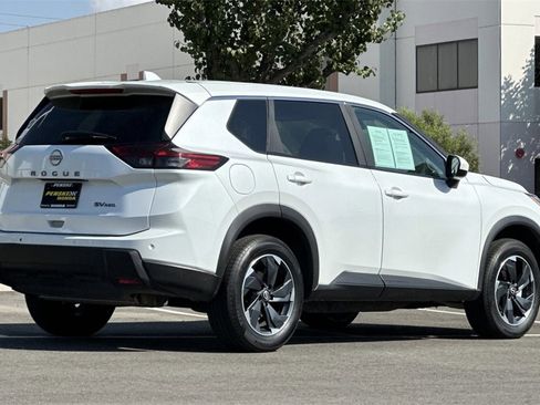 Used 2024 Nissan Rogue SV image 4