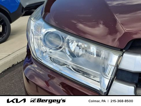 Used 2019 Toyota Highlander LE AWD/4WD image 10