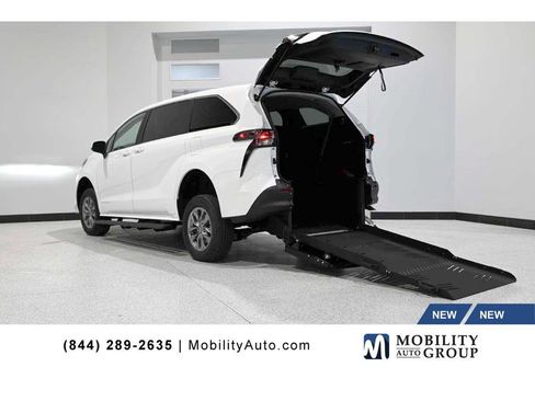 New 2025 Toyota Sienna LE image 1