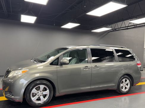 Used 2012 Toyota Sienna LE image 2