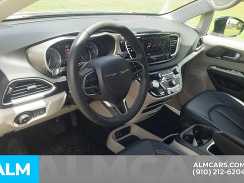 Used 2024 Chrysler Pacifica Touring-L FWD image 5
