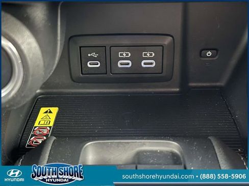 Used 2023 Toyota Venza LE image 32