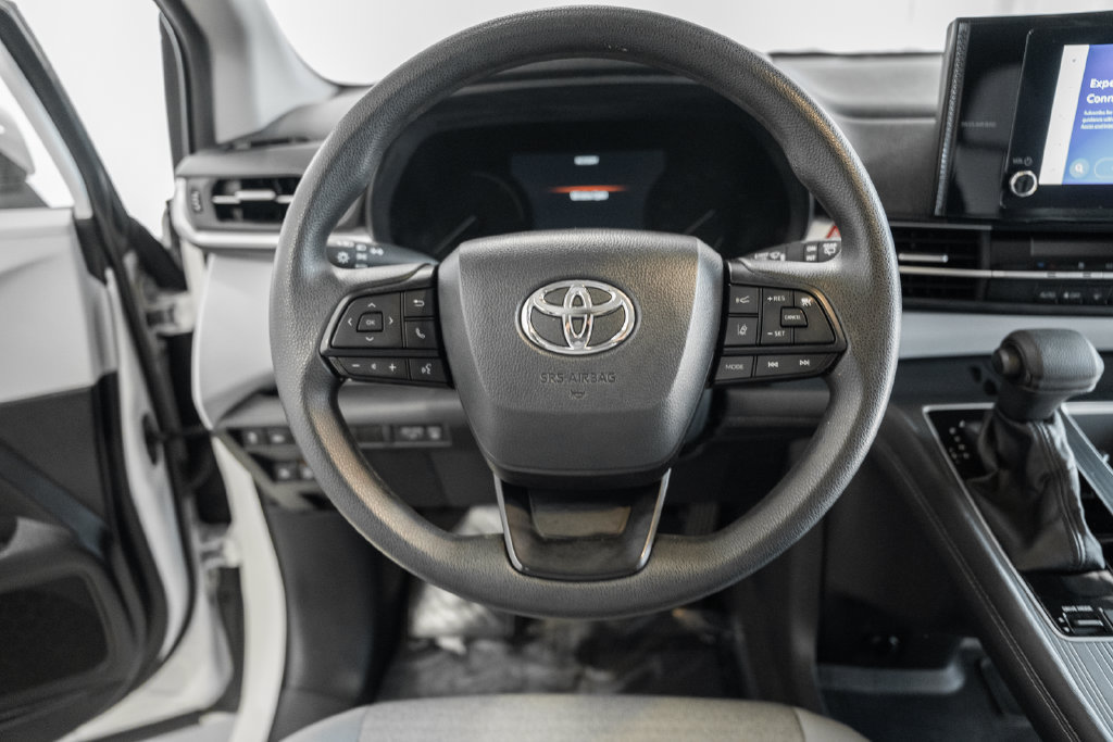 Used 2025 Toyota Sienna LE FWD image 21