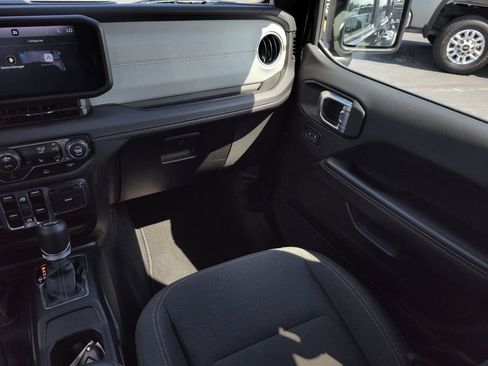 Used 2025 Jeep Wrangler Unlimited Sahara AWD/4WD image 20