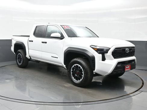 Used 2024 Toyota Tacoma TRD Off-Road AWD/4WD image 8