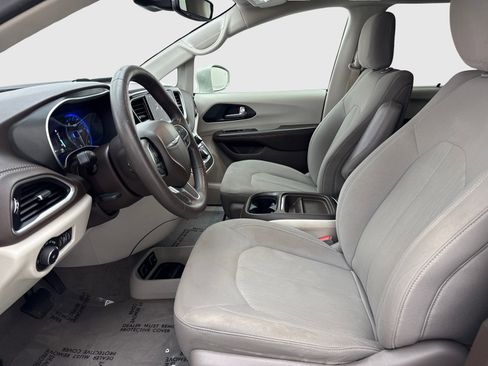 Used 2021 Chrysler Pacifica Touring FWD image 17