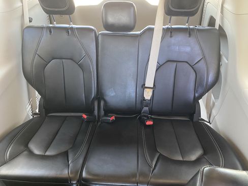 Used 2024 Chrysler Pacifica Touring-L FWD image 16