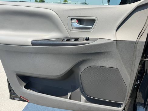 Used 2017 Toyota Sienna LE FWD image 29