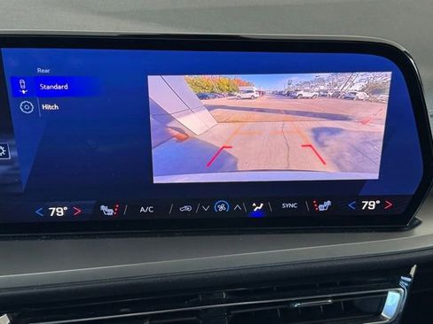 Used 2025 Chevrolet Traverse LT image 35