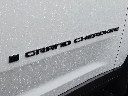 New 2025 Jeep Grand Cherokee Limited w/ Black Appearance Package AWD/4WD image 6