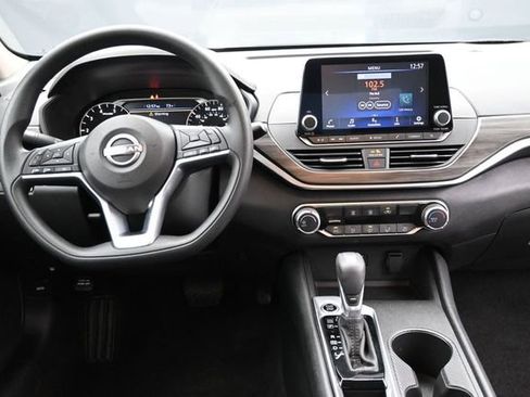 Used 2025 Nissan Altima 2.5 SV FWD image 10