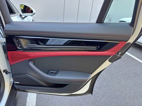 Used 2025 Porsche Panamera 4S w/ Premium Package image 51
