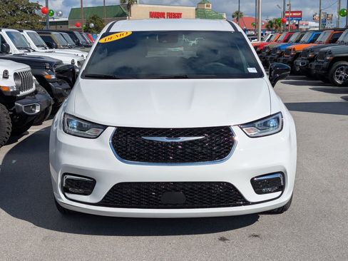 New 2025 Chrysler Pacifica Select image 10