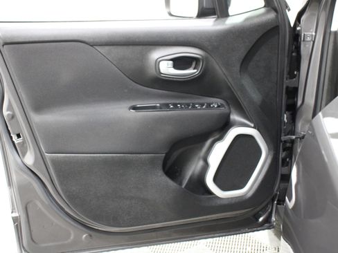 Used 2019 Jeep Renegade Latitude w/ Popular Equipment Group image 6