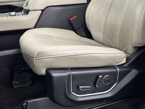 Used 2020 Ford Expedition Platinum image 19