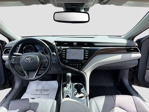 Used 2020 Toyota Camry XLE FWD image 3