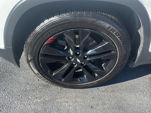 Used 2018 Chevrolet Trax LT w/ Sun & Sound Package FWD image 32