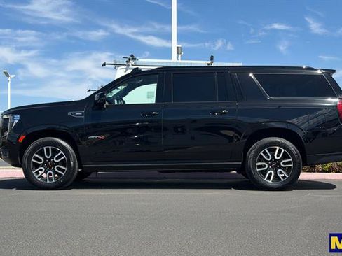 Used 2023 GMC Yukon XL AT4 w/ AT4 Premium Package AWD/4WD image 7
