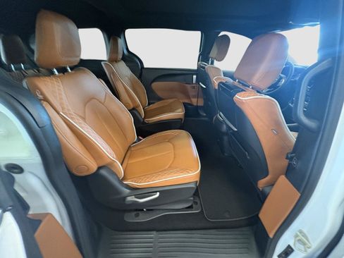 Used 2024 Chrysler Pacifica Pinnacle FWD image 19
