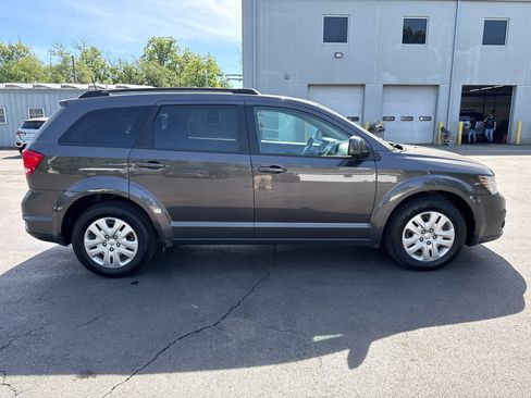 Used 2019 Dodge Journey SE w/ Premium Group FWD image 2