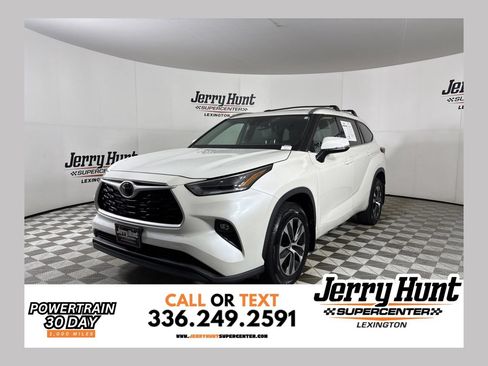 Used 2021 Toyota Highlander XLE AWD/4WD image 1