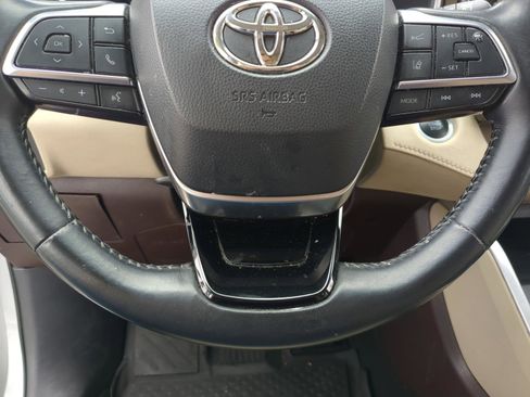 Used 2021 Toyota Highlander XLE FWD image 21