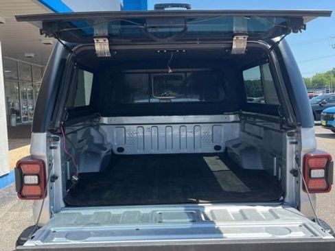 Used 2023 Jeep Gladiator Rubicon w/ LED Lighting Group AWD/4WD image 9