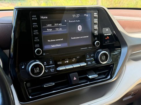 Used 2021 Toyota Highlander XLE FWD image 29