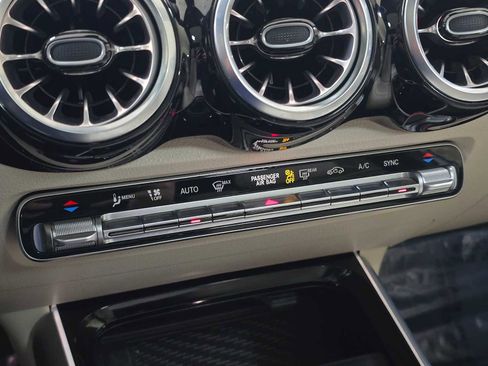 Used 2024 Mercedes-Benz GLB 250 4MATIC image 29