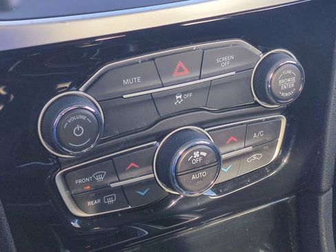 Used 2023 Chrysler 300 Touring w/ Sport Appearance Package image 17