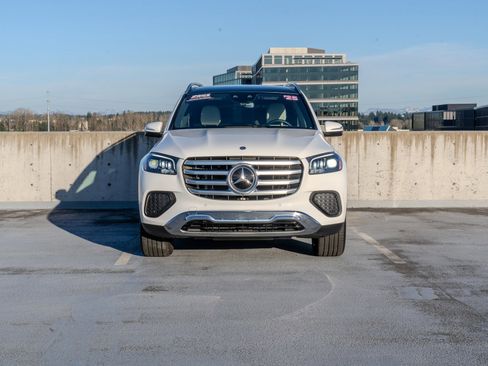Used 2025 Mercedes-Benz GLS 450 4MATIC image 2