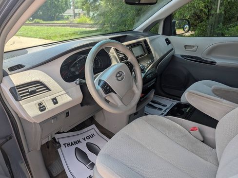 Used 2014 Toyota Sienna LE FWD image 3