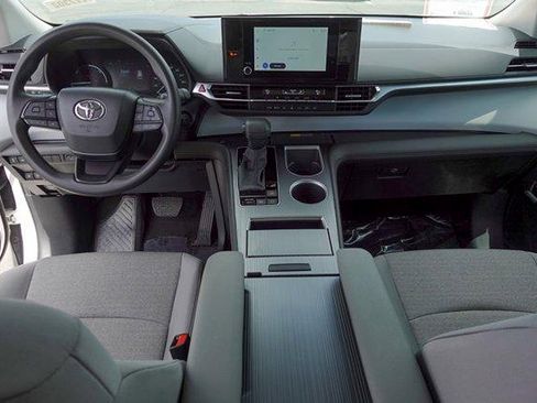 Certified 2025 Toyota Sienna LE FWD image 45