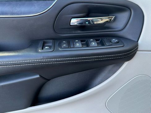 Used 2012 Chrysler Town & Country Touring-L w/ Entertainment Group #2 FWD image 12
