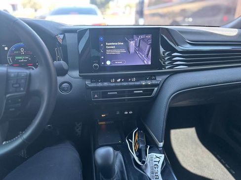 Used 2025 Toyota Camry SE w/ Convenience Package FWD image 9